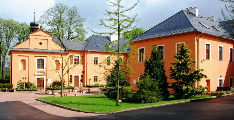 img_zamecke_nadvori_google_2010_small.jpg