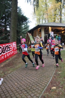 Foto Iscarex - Honza Šimůnek a Markéta Černá: 2. ročník běžeckého krosu Okolo Žampachu 23.10. 2016