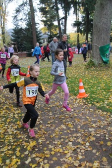 Foto Iscarex - Honza Šimůnek a Markéta Černá: 2. ročník běžeckého krosu Okolo Žampachu 23.10. 2016