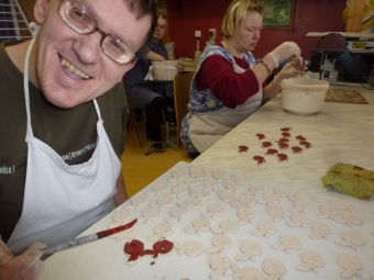 13.2.2015 Výrobky keramické dílny pro akci Kdo miluje daruje krev.