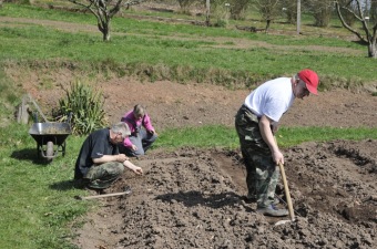 Zahradnictví - aktivizační centrum - jarní práce 2016