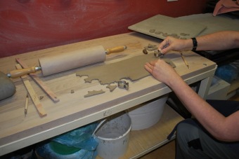 2019 Dílenské výrobky - keramika. Přívěsek pro dárce v akci "Kdo miluje daruje krev 2019"