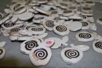 2019 Dílenské výrobky - keramika. Přívěsek pro dárce v akci "Kdo miluje daruje krev 2019"