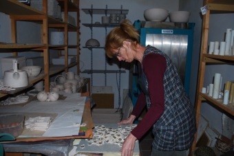 2019 Dílenské výrobky - keramika. Přívěsek pro dárce v akci "Kdo miluje daruje krev 2019"