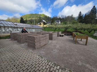 2025 Nové vyvýšené záhony pro naše zahradnictví (14.4.)