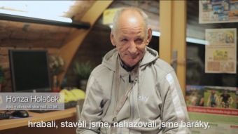 2017 fotografie z dokumentárního filmu Domov pod hradem více než 50 let života