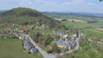 2017 fotografie z dokumentárního filmu Domov pod hradem více než 50 let života