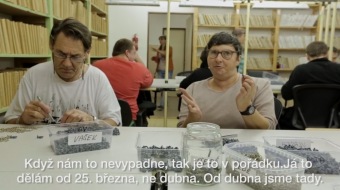 2017 fotografie z dokumentárního filmu Domov pod hradem více než 50 let života