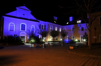 2.4. 2017 Svítíme modře - symbolická podpora - Světový den porozumění autismu  -5. ročník "Mám svůj svět, ale mám Vás rád"