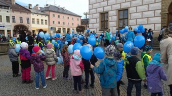 Modrý průvod v Lanškrouně na podporu zvýšení povědomí o autismu - za účasti Domova pod hradem Žampach.