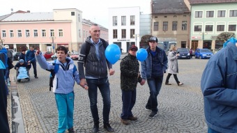 Modrý průvod v Lanškrouně na podporu zvýšení povědomí o autismu - za účasti Domova pod hradem Žampach.