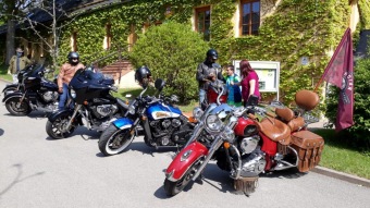 Motorkáři nám dovezli darem dezinfekci od fb skupiny Pražská pomoc. Děkujeme. 16.5. 2020