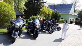 Motorkáři nám dovezli darem dezinfekci od fb skupiny Pražská pomoc. Děkujeme. 16.5. 2020