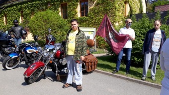 Motorkáři nám dovezli darem dezinfekci od fb skupiny Pražská pomoc. Děkujeme. 16.5. 2020