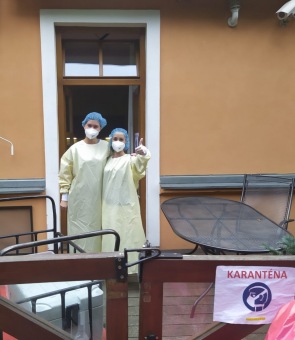 Zaměstnance v první linii - karanténa.