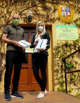 Dnes jsme převzali tablety určené pro videohovory našich uživatelů služeb se svými rodiči a dalšími blízkými přáteli v době platného zákazu návštěv. Tablety byly poskytnuty v rámci projektu „Tablet od srdce“, který je společným projektem Philip Morris a.s., Asociace poskytovatelů sociálních služeb České republiky, z. s., Mall Group a.s., Vodafone Czech Republic a.s., Deníku BLESK a dárce – Nadace Charty 77. Rozsah kontaktů v této formě nyní můžeme ještě zintenzivnit. Děkujeme!