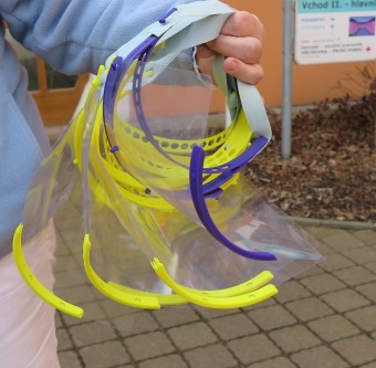 Dnes další ochranné štíty, tentokrát z daru PSŠ Letohrad - odloučené pracoviště SOU (26.3.)