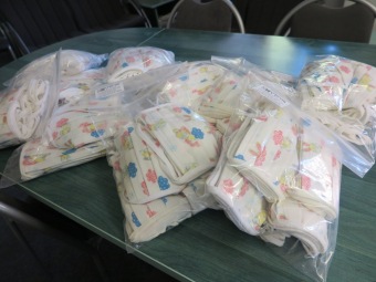 Milý a praktický dárek pro nadcházející svátky velikonoční - 200 ks spec. roušek pro zaměstnance. Přinesl osobně mořeplavec a spisovatel pan Rudolf Krautschneider.