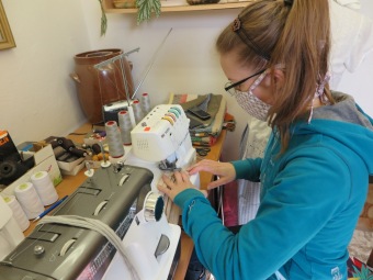 2020 Nouzový stav zasáhl také do Domova pod hradem Žampach - šití ochranných roušek...