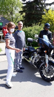Motorkáři nám dovezli darem dezinfekci od fb skupiny Pražská pomoc. Děkujeme. 16.5. 2020