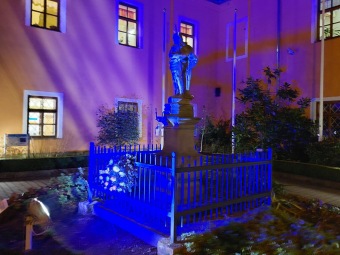 2022 Světový den porozumění autismu - nádvoří v modrém (2.4.)