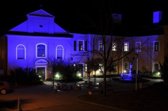 2022 Světový den porozumění autismu - nádvoří v modrém (2.4.)