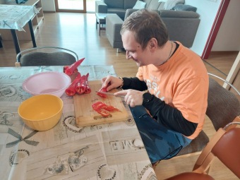 Sociální služba CHRÁNĚNÉ BYDLENÍ -  vaření nedělního oběda v domácnosti Letohrad a stolování (12.2. 2023)