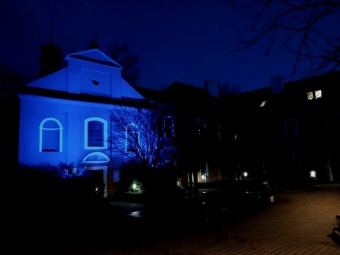 2017 Světový den porozumění autismu - nádvoří v modrém