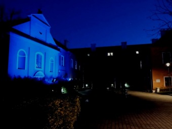 2017 Světový den porozumění autismu - nádvoří v modrém