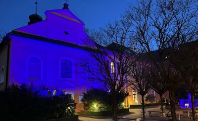 2026 Světový den porozumění autismu - nádvoří v modrém (2.4.)