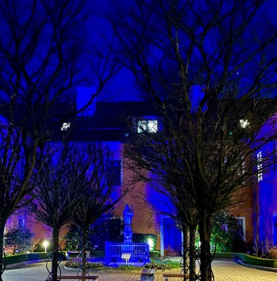 2026 Světový den porozumění autismu - nádvoří v modrém (2.4.)