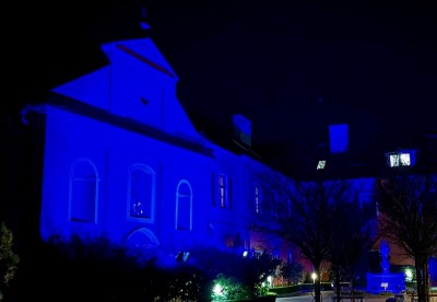 2026 Světový den porozumění autismu - nádvoří v modrém (2.4.)