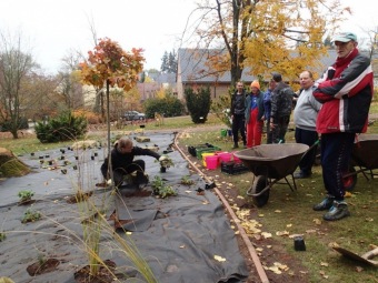 2016 Sadové úpravy - horní zámecký park - nový záhon