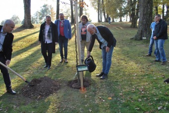 2018 Sázení pamětní lípy ke Dni stromů a 100. výročí republiky za účasti Q VOX (17.10.)