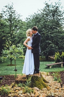 Svatební obřady v kapli a fota v parku.