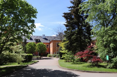 Žampach Arboretum - nádvoří - jaro 2022 (2)