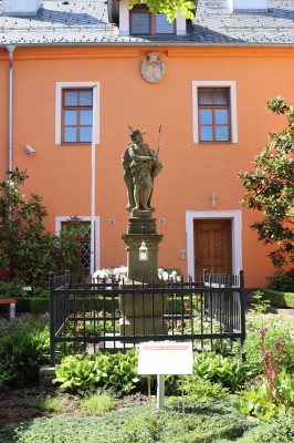 Žampach Arboretum - nádvoří - jaro 2022 (4)