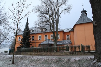 Žampach Arboretum - zámecká budova s kaplí leden 2025