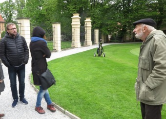 Keramiku z dílny Domova pod hradem Žampach nyní objevíte také exteriéru zámku Štiřín. Dnešní předání naší keramiky ve Štiříne bylo spojeno s komentovanou prohlídkou areálu a zámku s panem Václavem Větvičkou a setkáním s panem Václavem Hrubým, generálním ředitelem organizace (6.5. 2019)