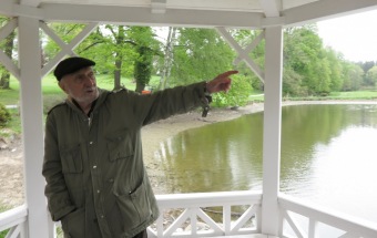 Keramiku z dílny Domova pod hradem Žampach nyní objevíte také exteriéru zámku Štiřín. Dnešní předání naší keramiky ve Štiříne bylo spojeno s komentovanou prohlídkou areálu a zámku s panem Václavem Větvičkou a setkáním s panem Václavem Hrubým, generálním ředitelem organizace (6.5. 2019)