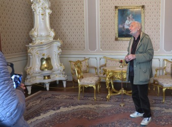 Keramiku z dílny Domova pod hradem Žampach nyní objevíte také exteriéru zámku Štiřín. Dnešní předání naší keramiky ve Štiříne bylo spojeno s komentovanou prohlídkou areálu a zámku s panem Václavem Větvičkou a setkáním s panem Václavem Hrubým, generálním ředitelem organizace (6.5. 2019)