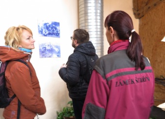 Keramiku z dílny Domova pod hradem Žampach nyní objevíte také exteriéru zámku Štiřín. Dnešní předání naší keramiky ve Štiříne bylo spojeno s komentovanou prohlídkou areálu a zámku s panem Václavem Větvičkou a setkáním s panem Václavem Hrubým, generálním ředitelem organizace (6.5. 2019)