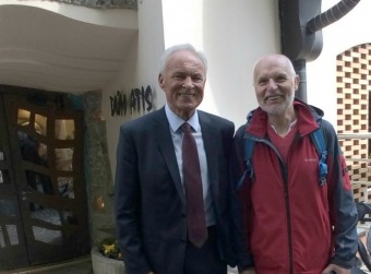 Keramiku z dílny Domova pod hradem Žampach nyní objevíte také exteriéru zámku Štiřín. Dnešní předání naší keramiky ve Štiříne bylo spojeno s komentovanou prohlídkou areálu a zámku s panem Václavem Větvičkou a setkáním s panem Václavem Hrubým, generálním ředitelem organizace (6.5. 2019)