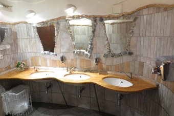 Keramiku z dílny Domova pod hradem Žampach nyní objevíte také exteriéru zámku Štiřín. Dnešní předání naší keramiky ve Štiříne bylo spojeno s komentovanou prohlídkou areálu a zámku s panem Václavem Větvičkou a setkáním s panem Václavem Hrubým, generálním ředitelem organizace (6.5. 2019)