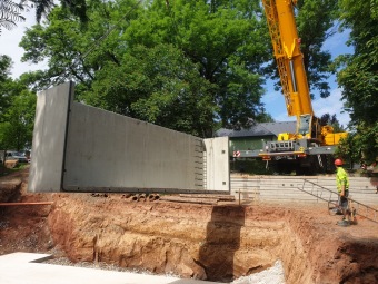 2023 Program dešťovka - průběh prací - montáž retenční nádrže 13.6. 2023