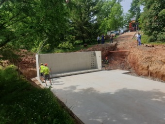 2023 Program dešťovka - průběh prací - montáž retenční nádrže 13.6. 2023