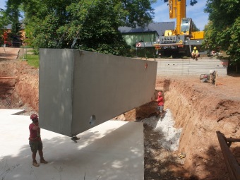 2023 Program dešťovka - průběh prací - montáž retenční nádrže 13.6. 2023