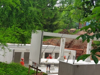 2023 Program dešťovka - průběh prací - montáž retenční nádrže 13.6. 2023