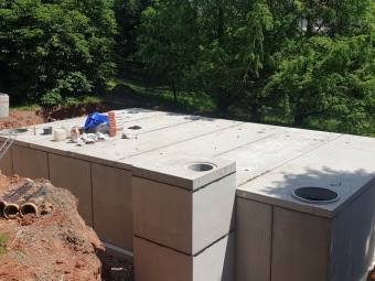 2023 Program dešťovka - průběh prací - montáž retenční nádrže 13.6. 2023