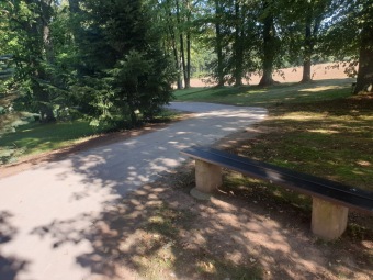 2023-09-07 Závlaha zprovozněna, nové cestičky dokončeny. Lavičky před dokončením.